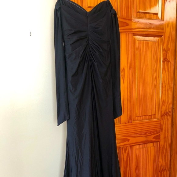 Tianna Gown. Size 8 (normally wear a 6). Detailed shoulder and a high leg slit - Picture 3 of 5